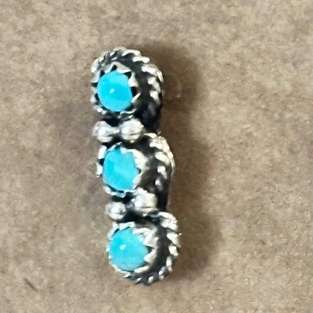 925 - Navajo crafted Sleeping Beauty Blue Turquoise. 3 round stones each earring - Picture 3 of 12
